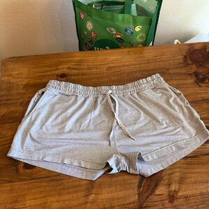 Vuori Women’s Halo Performance Grey XL shorts